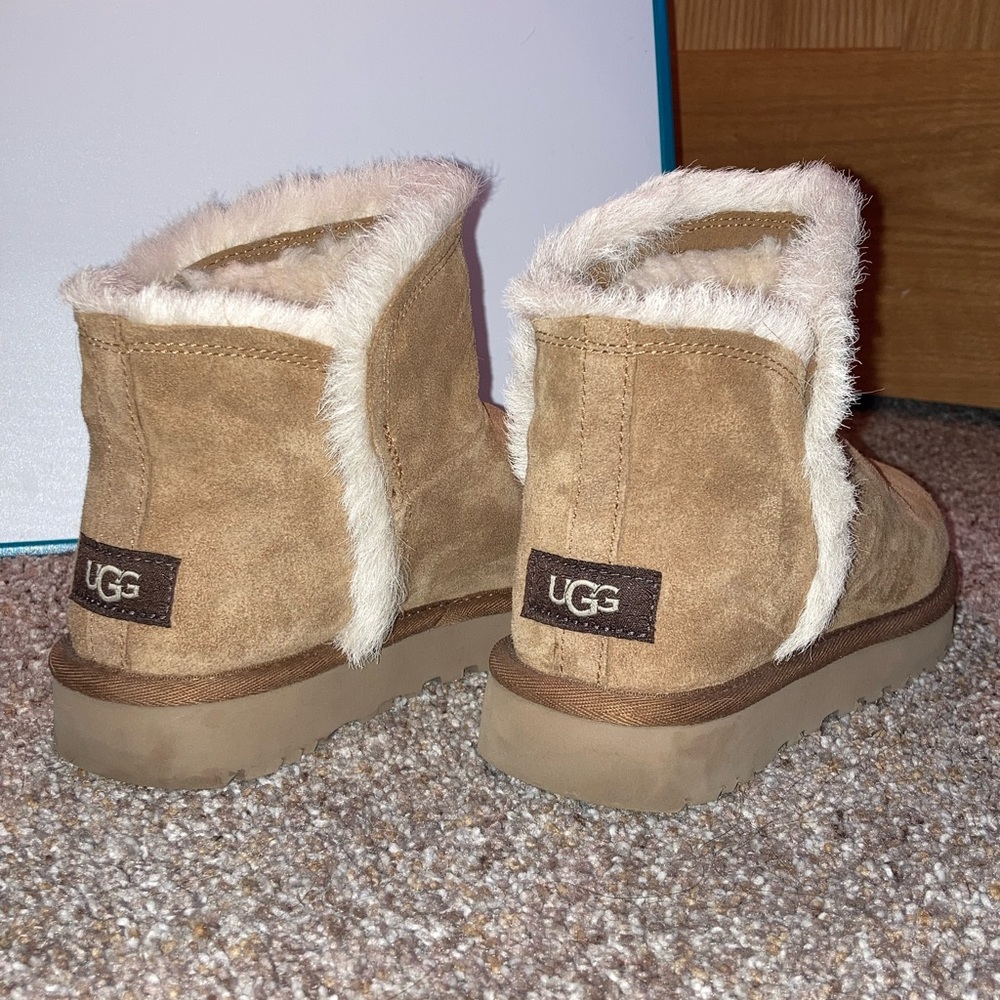 Ugg Booties Nwot, not worn out. Size 5/5.5